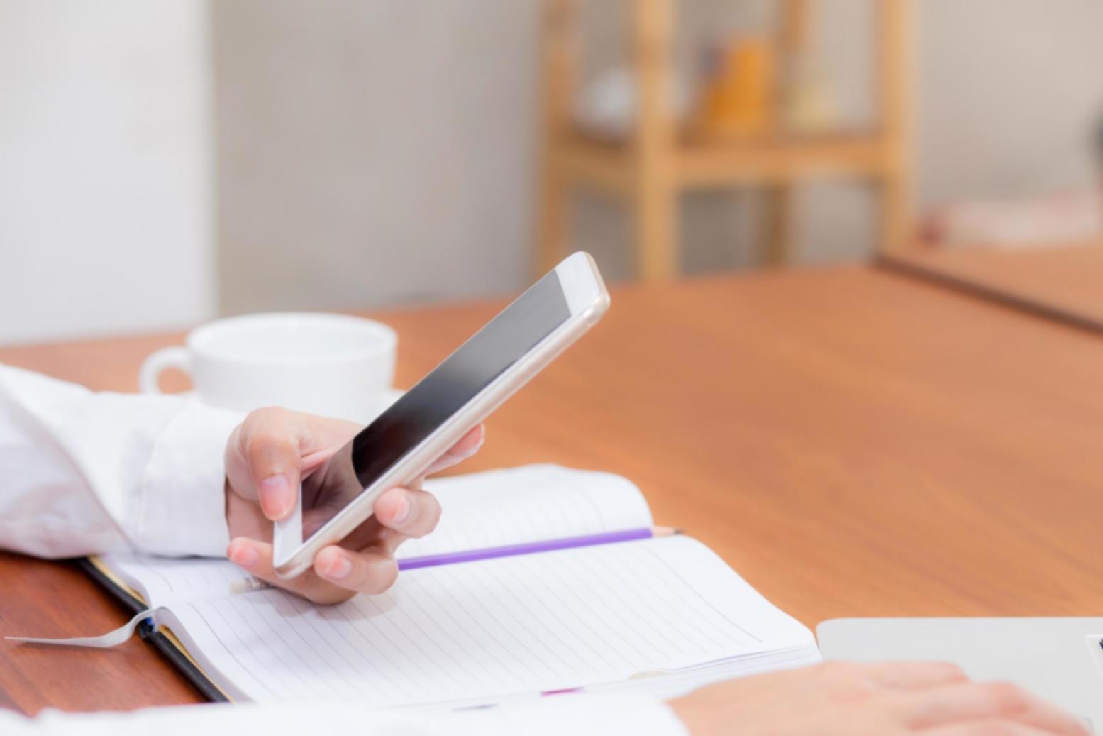 Étudiant travaillant sur l'optimisation SEO d'une boutique en ligne